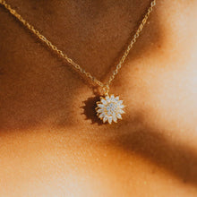 Laden Sie das Bild in den Galerie-Viewer. 925 Sterling Silver Womens Rotatable Sunflower Necklace